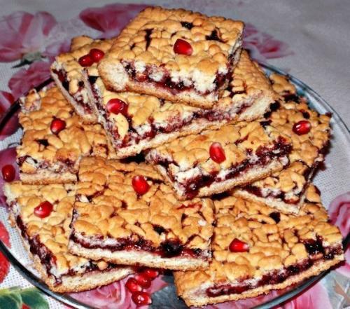 Домашний пирог из песочного теста со смородиновым вареньем.