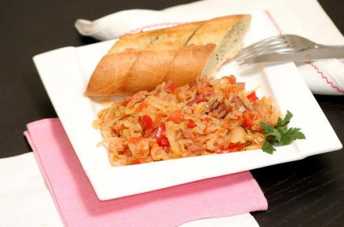 Тушеная капуста с копченостями.