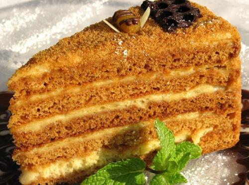 Такой нежный и пропитанный домашний медовик. 04