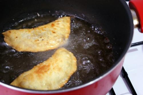 Чебуреки Крымские.  Понадобится: (на 10-12 штук). 08