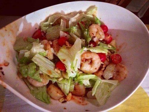 Тёплый Салат с Креветками Омлетом и Кедровыми Орешками.