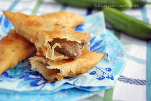 Чебуреки Крымские.  Понадобится: (на 10-12 штук). 09