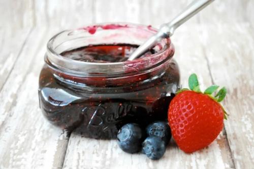 Варенье из земляники с черникой.