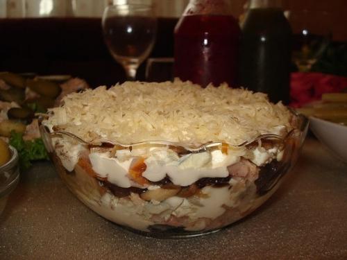 Салат с курицей и черносливом.
