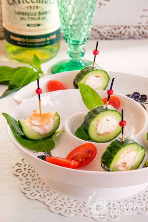 Праздничная закуска из свежего огурца со сливочным сыром.