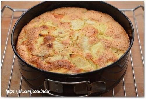 Очень люблю этот рецепт шарлотки, нежная, не сухая.