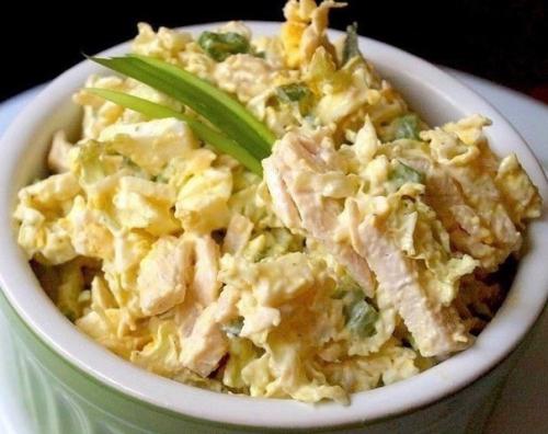 Салат из пекинской капусты с курицей.