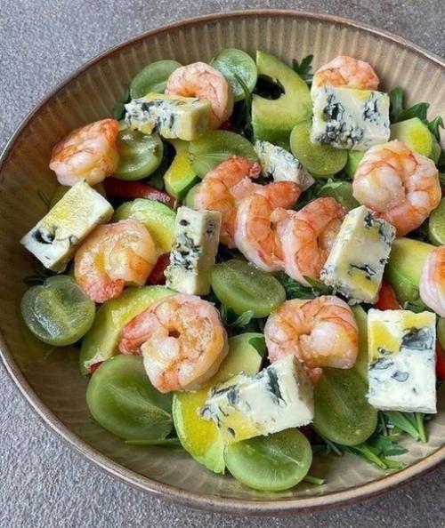 Салат с креветками, сыром и виноградом.