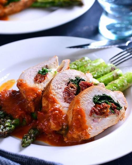 Фаршированная индейка моцареллой, вялеными томатами и базиликом. 01 Фаршированная индейка моцареллой, вялеными томатами и базиликом. 01