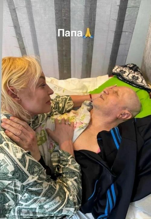 Анастасия Волочкова посетила Петербург, чтобы побыть с близкими, и поделилась снимком с отцом Юрием Волочковым. 01