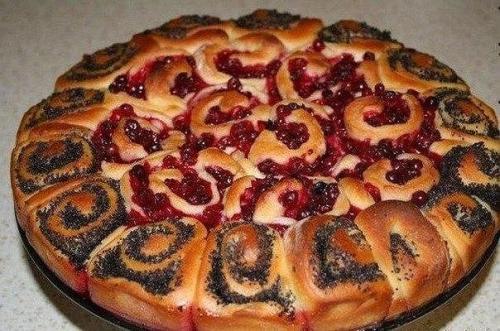 Пирог с маком и брусникой.