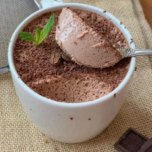 Шоколадный десерт.

Мы готовим вкуснейшее лакомство для всей семьи.  