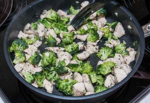 Паста с курицей, овощами и сливочным соусом. 04