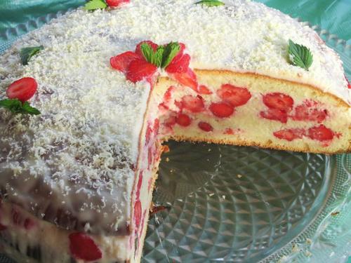 Июньский торт.  Отличный бисквит со свежей клубникой. 01