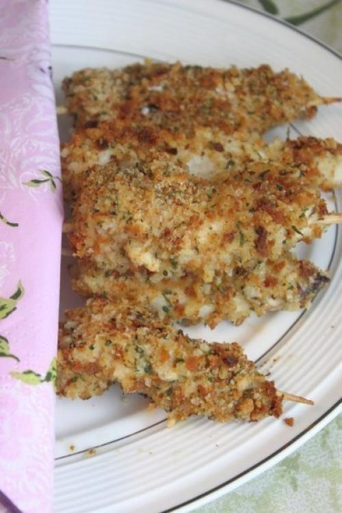 Запеченная курица на шпажках.

