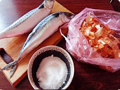 Скумбрия в луковой шелухе (за 3 минуты).