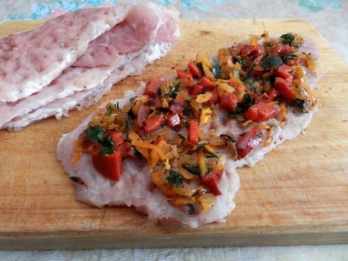 Рулетики из свинины с начинкой. 05