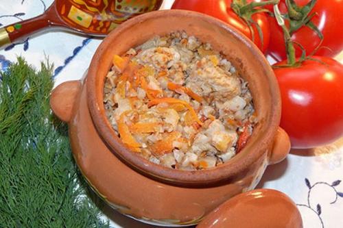 Ароматная гречка со свининой в горшочке.

