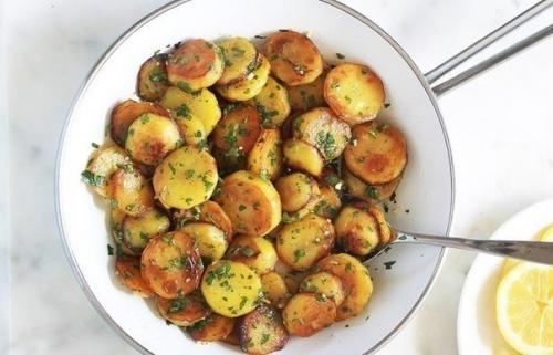 Жареный картофель с чесноком и луком.