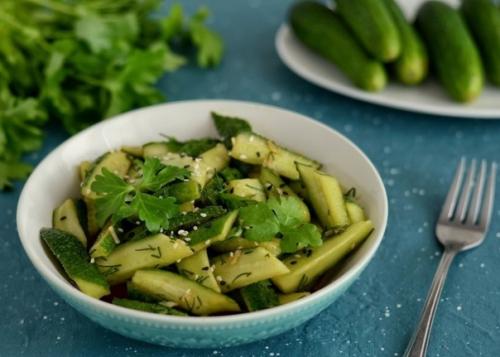 Острый салат из огурцов.