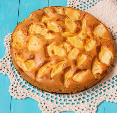 Пышная шарлотка с яблоками в мультиварке.