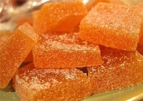 Яблочный мармелад? 

Без дополнительных желатинирующих веществ - мармелад застынет сам, за счет содержащегося в яблоках пектина.  