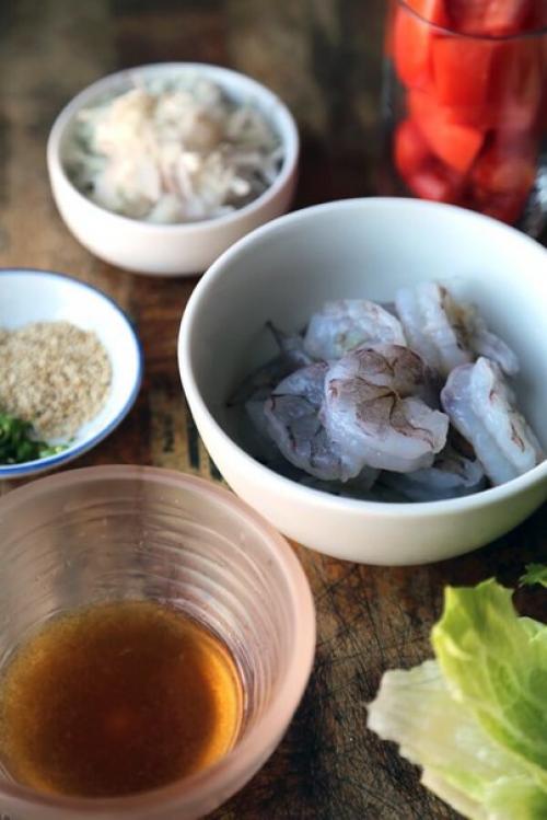 Тайский салат с креветками и огурцами. 02