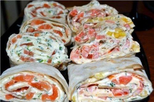 Лаваш с закусками.