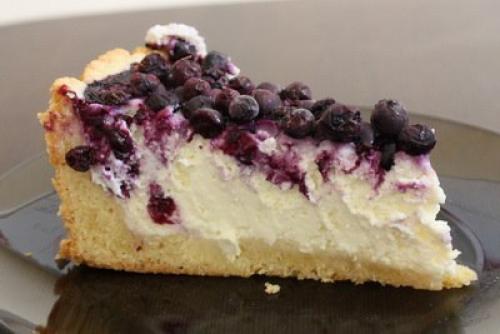 Творожный пирог с ягодами.