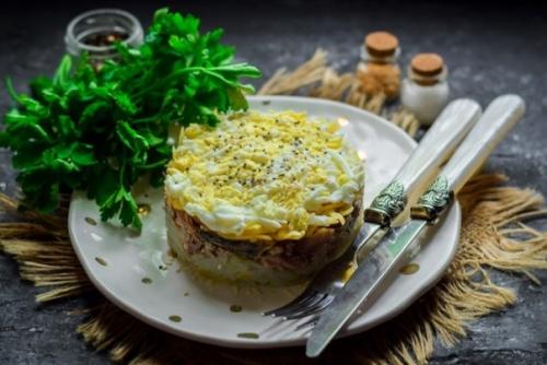 Слоеный салат со скумбрией.