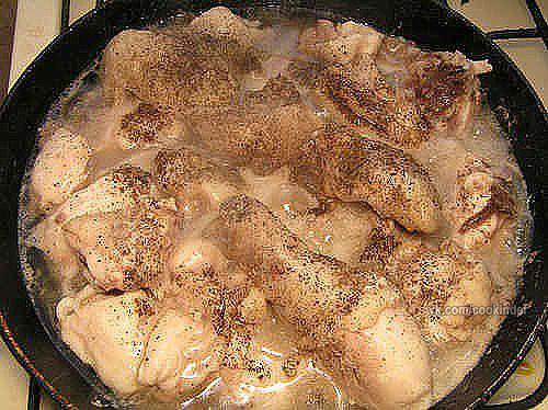 Куриный рулет в бутылке с грибами.