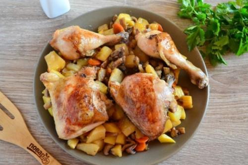 Курица в рукаве с грибами и картошкой.

