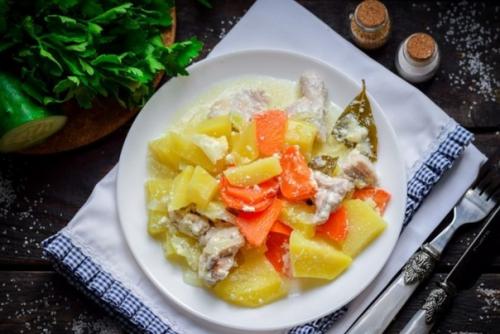 Курица с картошкой в сметане в мультиварке.