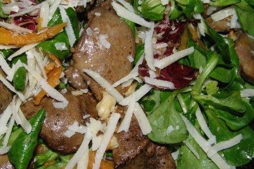 Салат с куриной печенью, ананасом и кедровыми орехами.