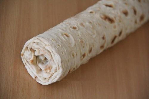 Рулет из лаваша с крабовыми палочками и огурцом. 05