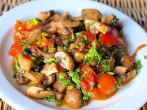 Теплый грибной салат с помидорами.