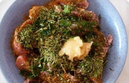 Запеченная свинина в маринаде из меда и лимонного сока с зеленью. 03