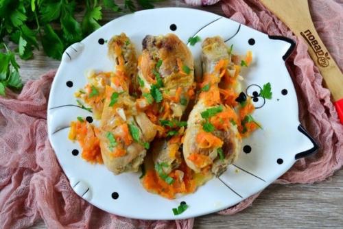 Куриные голени с луком и морковью.