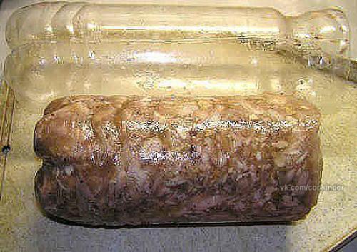 Куриный рулет в бутылке с грибами.