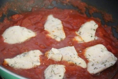 Куриная грудка с помидорами на сковороде. 06