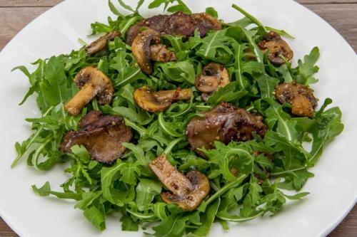 Теплый салат из рукколы и куриной печени.