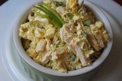 Простой салат из пекинской капусты и курицы.