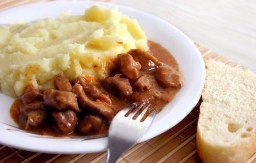 Ностальгия в детство!  Вкуснейший гуляш с подливкой! 
