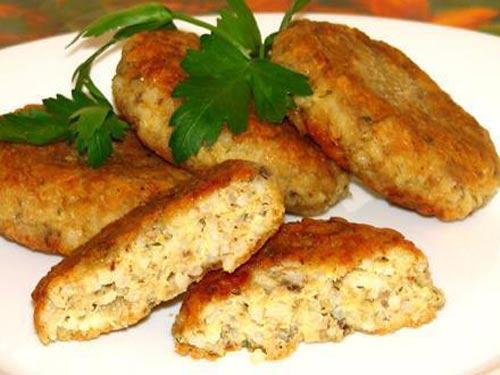 Рыбные котлеты из консервы.
