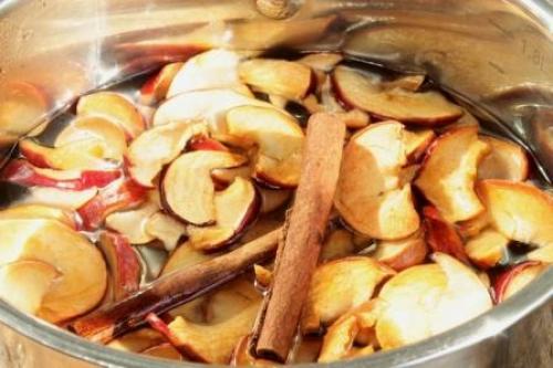 Компот яблочный. Яблочный компот с корицей и лимоном.