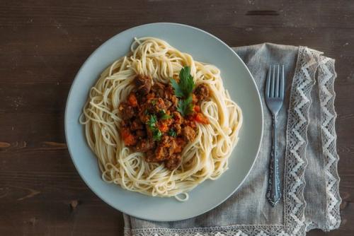 Спагетти с тушеной говядиной.