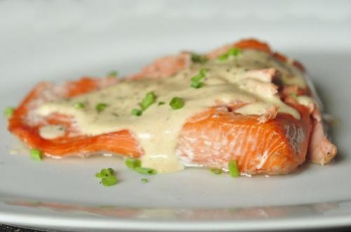 Горбуша во вкуснейшем сметанно - чесночном соусе.