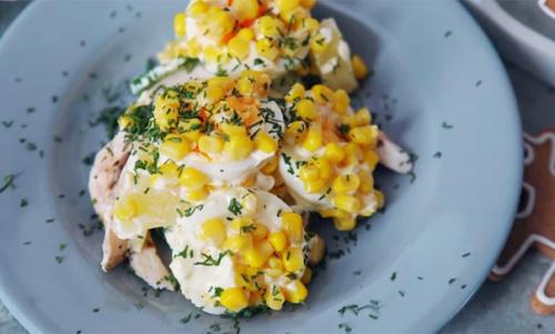 Салат с курицей и ананасами.