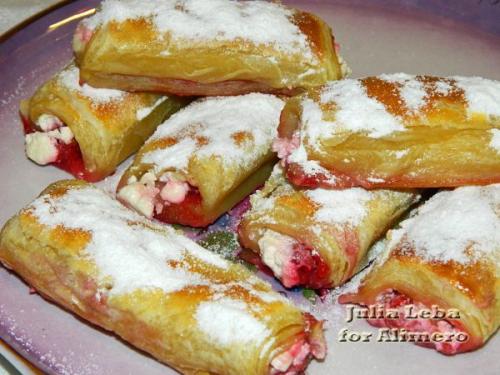 Слоёные трубочки с малиной.

