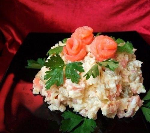 Рисовый салат с красной рыбой.